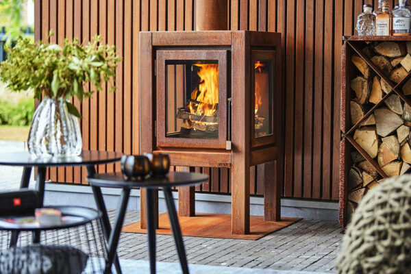 RB73 Quaruba XL Mobile - Outdoor Stove - 4 sides - The Quaruba is available in 3 different sizes, Large, XL and XXL. Model X is the middle of the 3. With it’s height of 95 cm it has beautiful high windows so you have a good view of the fire. The Quaruba model is a sturdy, robust wood stove with an industrial appearance for outdoor use. This cube-shaped terrace stove has a unique modular construction and is therefore assembled as desired with 1 (door) to 4 glass panels. The door closure is cleared between the door panel and the right leg. This Quaruba XL Mobile version with 4-wheel flooring is easy moveable. In addition, the platform can also be used as storage for the first stock of firewood.  