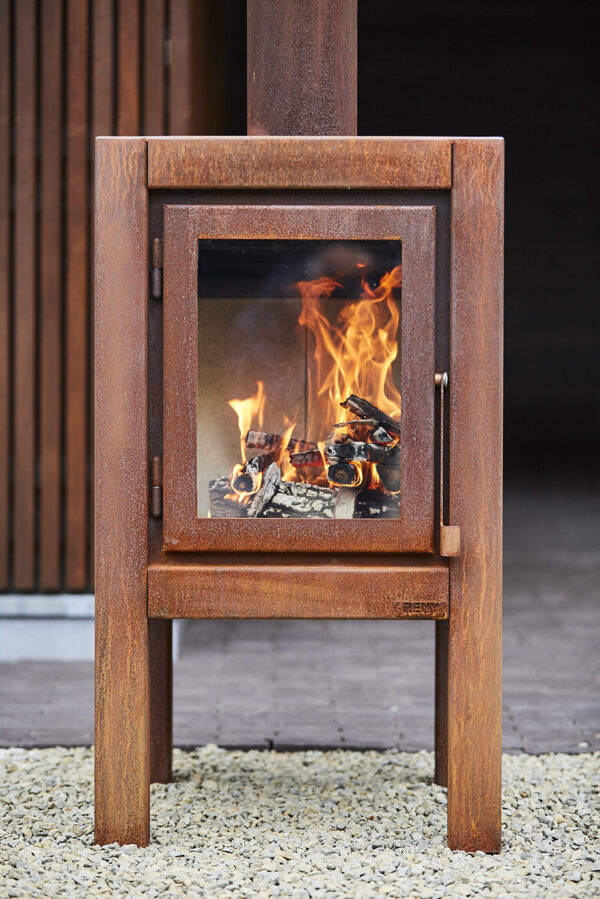 RB73 Quaruba XL - Outdoor Stove - 4 sides - The RB73 Quaruba XL is available in 3 different sizes, Large, XL and XXL. Model X is the middle of the 3. With it’s height of 95 cm it has beautiful high windows so you have a good view of the fire. The Quaruba model is a sturdy, robust wood stove with an industrial appearance for outdoor use. This cube-shaped terrace stove has a unique modular construction and is therefore assembled with 4 large glass panels. The door closure is cleared between the door panel and the right leg. The version with 4-wheel flooring is easy moveable. In addition, the platform can also be used as storage for the first stock of firewood.  
