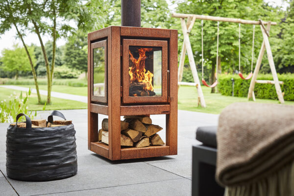 RB73 Quaruba XL Mobile - Outdoor Stove - 4 sides - The Quaruba is available in 3 different sizes, Large, XL and XXL. Model X is the middle of the 3. With it’s height of 95 cm it has beautiful high windows so you have a good view of the fire. The Quaruba model is a sturdy, robust wood stove with an industrial appearance for outdoor use. This cube-shaped terrace stove has a unique modular construction and is therefore assembled as desired with 1 (door) to 4 glass panels. The door closure is cleared between the door panel and the right leg. This Quaruba XL Mobile version with 4-wheel flooring is easy moveable. In addition, the platform can also be used as storage for the first stock of firewood.  