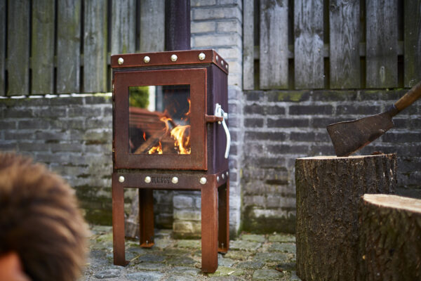 RB73 Piquia - RB73 Piquia The Piquia 4 legs model is a compact Corten steel wood stove with an industrial look made from Corten Steel. The model is a sturdy, robust wood stove with an industrial appearance for outdoor use. This terrace stove has a galvanised steel door handle and stainless steel lock bolts around, both above and below the door. These contrast well with the warm rustic plate material. This version with 4 legs has a small ash tray on the back. <strong>Stove Finish – pre-rusted as standard</strong>