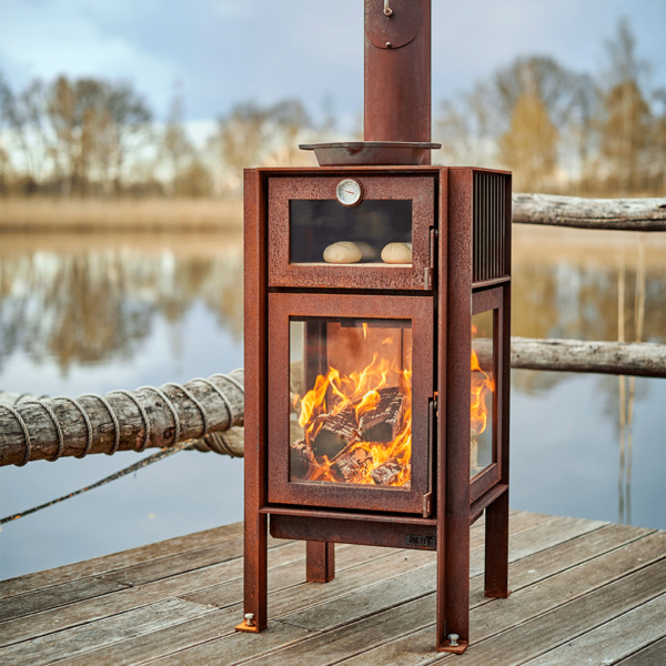 RB73 Quercus – Outdoor Stove - RB73 Quercus – Outdoor Stove The Quercus is an outdoor fireplace with 3-sided glass and an oven. The visible parts are made of 6 mm CorTen steel, which gives it a solid and sturdy look. The back is closed and fitted with a steel plate and heat-resistant concrete wall bricks. A stub is welded to the top plate and the outlet falls over it, so no rainwater can enter the stove. The oven has a pizza stone to prepare delicious pizzas or all kinds of bread, but also other oven dishes. The top plate gets very hot, so you can also use it to heat up certain things. The legs of the Quercus are fitted with stainless steel bolts so that you can place the fireplace free of the ground. Rust prints are therefore a thing of the past.