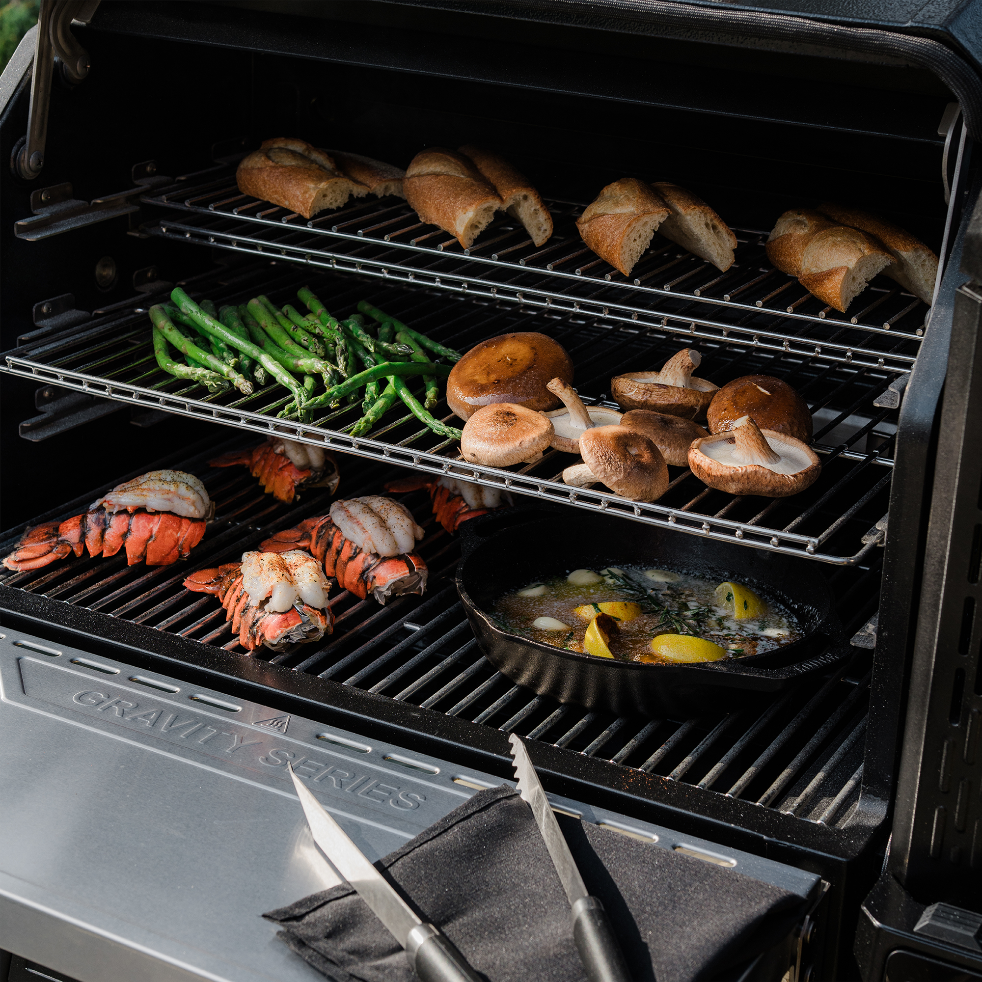 Masterbuilt Gravity Series XT Digital Charcoal BBQ & Smoker 12 Masterbuilt Gravity Series XT