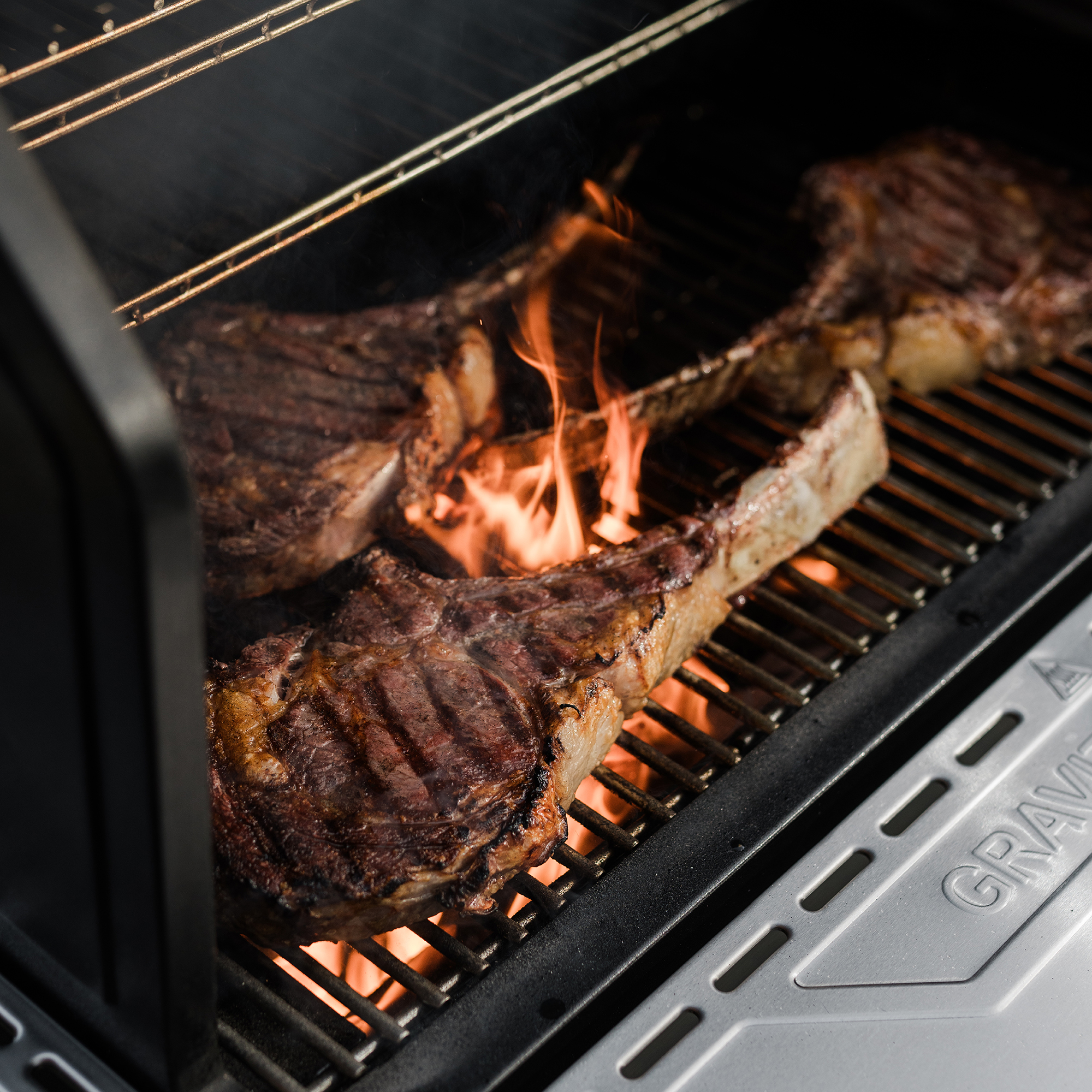 Masterbuilt Gravity Series XT Digital Charcoal BBQ & Smoker 14 Masterbuilt Gravity Series XT